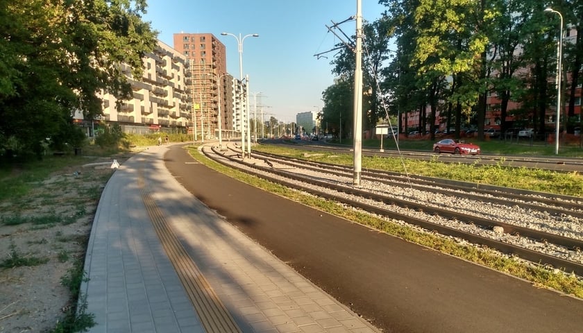 Na ul. Popowickiej widać już część dróg rowerowych powstałych w ramach budowy tramwaju na Popowice. 