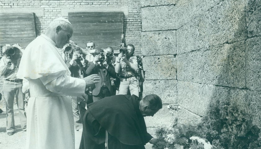 Papież Jan Pawel II pod. tzw. Ścianą Śmierci, gdzie rozstrzeliwano więźniów obozu Auschwitz-Birkenau rok 1979
