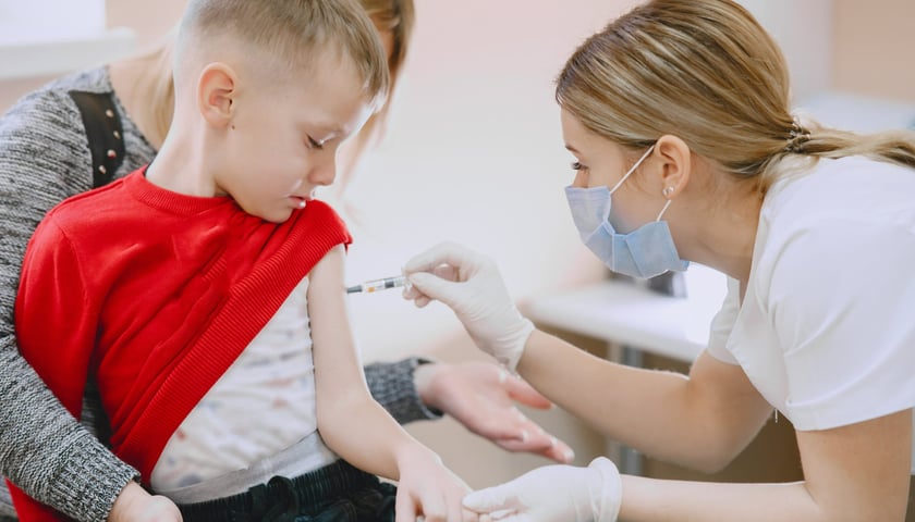 Część szczepień jest w Polsce obowiązkowa. Postępowanie zgodnie z zaleceniami znacznie zwiększa szanse na uniknięcie przez dziecko niebezpiecznych chorób zakaźnych