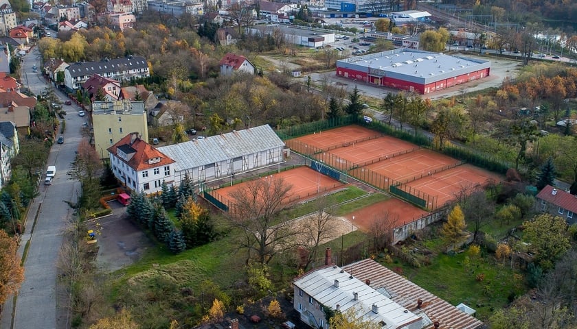Nieruchomość, którą będzie można kupić, leży w zachodniej części Wrocławia na osiedlu Leśnica, w odległości około 10 km od ścisłego centrum