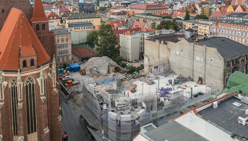 Wiosną 2022 rozpoczęło się wyburzanie Solpolu, pierwszego domu handlowego po transformacji ustrojowej i symbolu postmodernizmu we Wrocławiu.