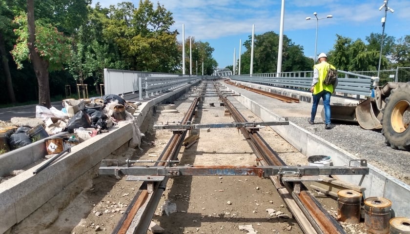 Układanie torów trawmajowych na wiadukcie nad torami kolejowymi przy ul. Strzegomskiej