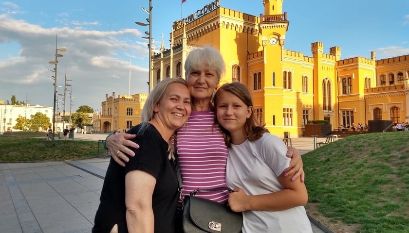 Babcia Ludmiła (w środku), z córką Olgą i wnuczką Weroniką na kwadrans przed wyjazdem z Wrocławia, w czwartek 11 sierpnia