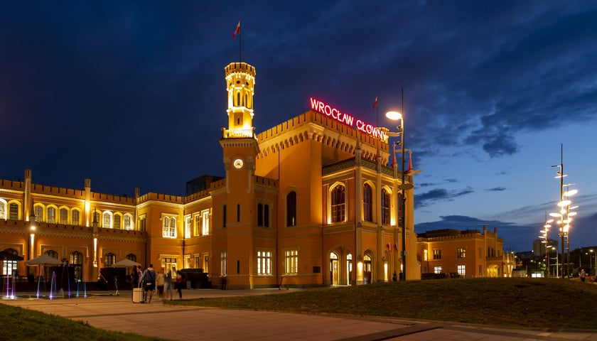Wrocławski Dworzec Główny po raz drugi z rzędu ogłoszono najpopularniejszym w Polsce. W 2021 roku odwiedziło go 17,11 mln pasażerów.