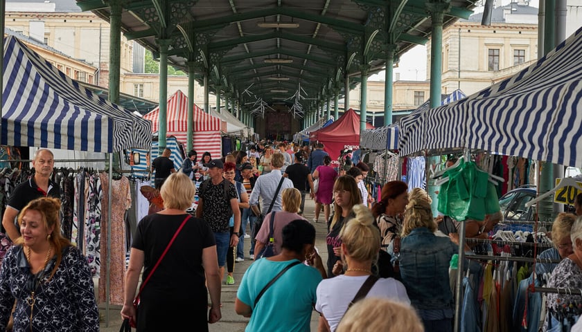 Targowisko na Dworcu Świebodzkim we Wrocławiu -  jak w każdą niedzielę - przyciąga tłumy...