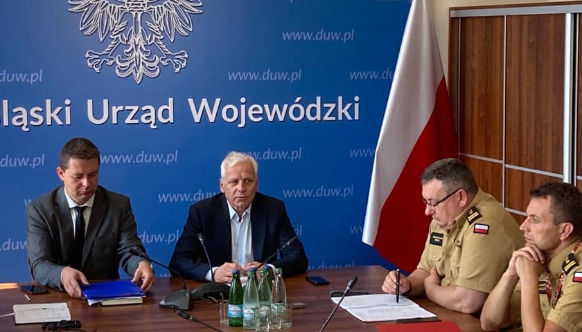 W siedzibie DUW we Wrocławiu odbyło się dzisiaj zebranie wojewódzkiego zespołu zarządzania kryzysowego ws. bieżącej sytuacji na Odrze. Na zdjęciu wojewoda dolnośląski drugi od lewej strony