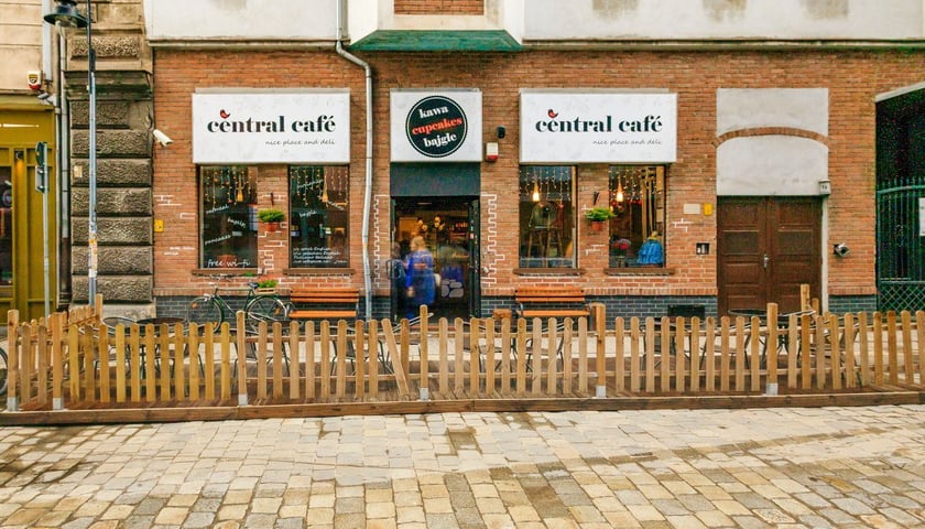 W Central Cafe na św. Antoniego we Wrocławiu zjemy świeżo wypiekane bajgle.