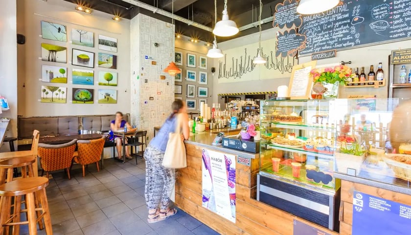 W Central Cafe na św. Antoniego we Wrocławiu zjemy świeżo wypiekane bajgle.