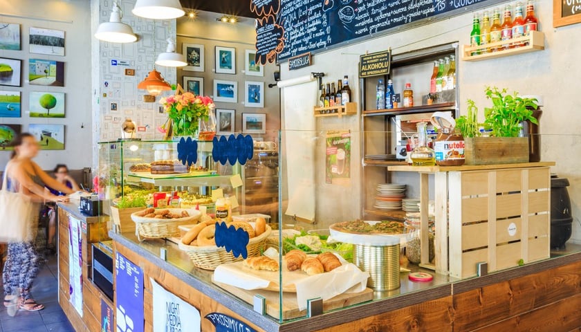 W Central Cafe na św. Antoniego we Wrocławiu zjemy świeżo wypiekane bajgle.