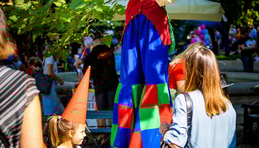 Wrocławski Festiwal Krasnoludków, to impreza dla całych rodzin. Wśród głównych atrakcji zaplanowano spektakle, warsztaty i zabawy dla najmłodszych