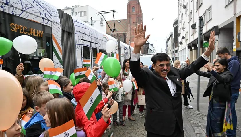 Uroczyste nadanie jednemu z wrocławskich tramwajów imienia Dobrego Maharadży Navanagaru
