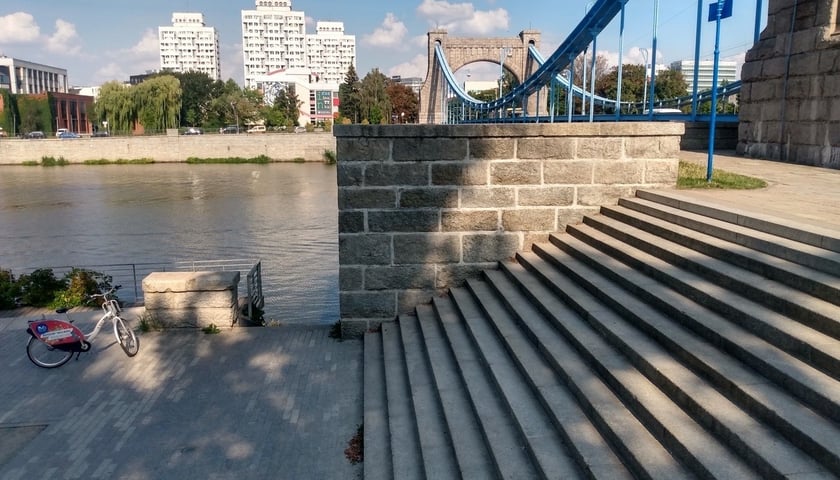 Ciąg pieszo-rowerowy powstanie przy zjeździe z mostu Grunwaldzkiego na bulwar Marii i Lecha Kaczyńskich. Zabytkowe schody pozostaną bez zmian