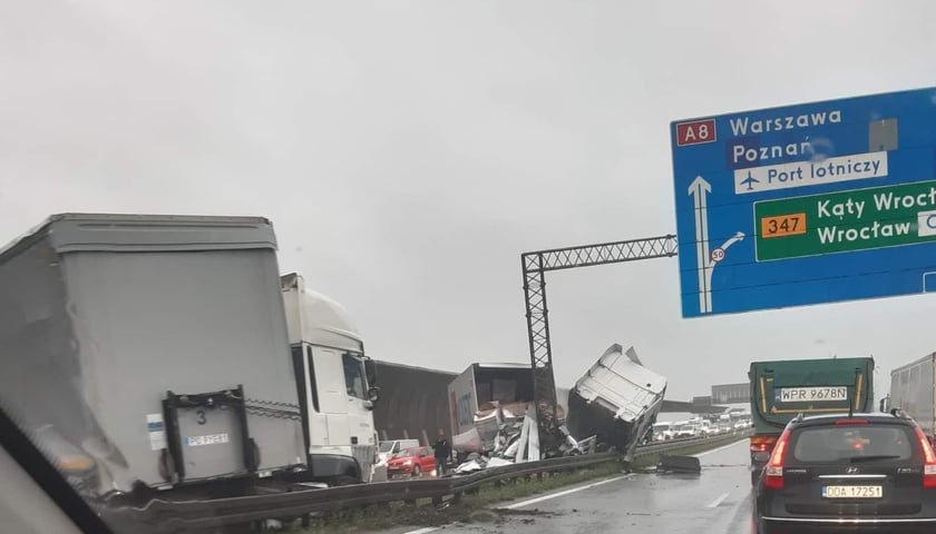 Od rana dwa wypadki na AOW. Korek w kierunku Zgorzelca ma 9 km! [22 SIERPNIA]