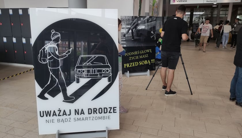 Wystawa „Nie bądź SmartZombie" stanęła w holu wrocławskiego Aquaparku przy ul. Borowskiej. Wrocławski Park Wodny notuje tego lata bardzo wysoką frekwencję, dzięki czemu ekspozycja może dotrzeć do większej liczby odbiorców