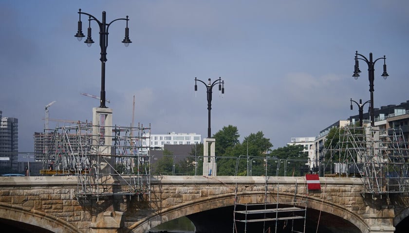Świetnie prezentują się nowe oprawy lamp zamontowane na moście Pomorskim Południowym