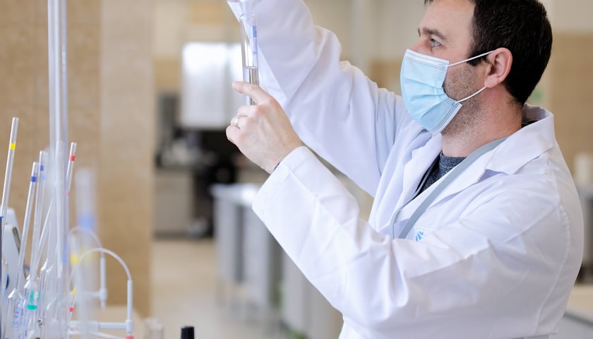 Akredytowane laboratorium w MPWiK S.A. we Wrocławiu  podczas uzdatniania wody oznacza ok. 100 parametrów i wartości wody