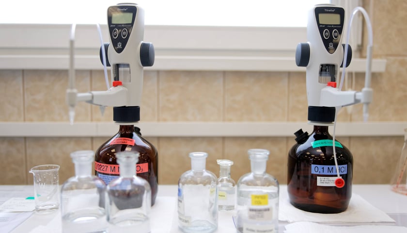 Laboratorium MPWiK  w ciągu roku pobiera 10 tys. próbek i wykonuje 100 tys. analiz wody
