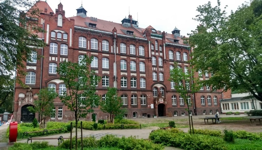 Budynek SP nr 1 oddano do użytku w 1900 r. Pierwszy po wojnie rok szkolny zainaugurowano tu 4 września 1945 r.