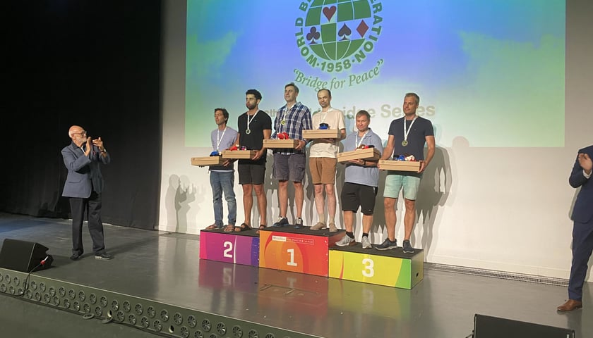 Krzysztof Buras (z lewej) i Piotr Lutostański na najwyższym stopniu podium