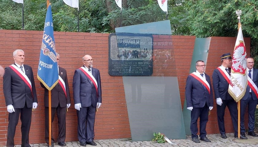 Uroczystość składania kwiatów pod tablicą „Solidarności" przy ul. Grabiszyńskiej