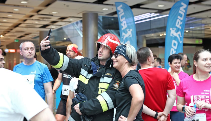 Osobną kategorią będzie rywalizacja strażaczek i strażaków, którzy będą rywalizować zarówno w strojach sportowych jaki w pełnym rynsztunku bojowym