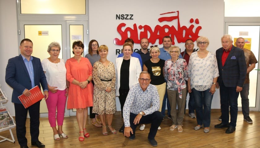 Porozumienie podpisali związkowcy NSZZ „Solidarność” działający w UM Wrocławia i jednostkach miejskich podległych Prezydentowi Wrocławia, Kazimierz Kimso, przewodniczący Regionu NSZZ “Solidarność” Dolny Śląsk, Włodzimierz Patalas, sekretarz Wrocławia i Marcin Urban, skarbnik Wrocławia.