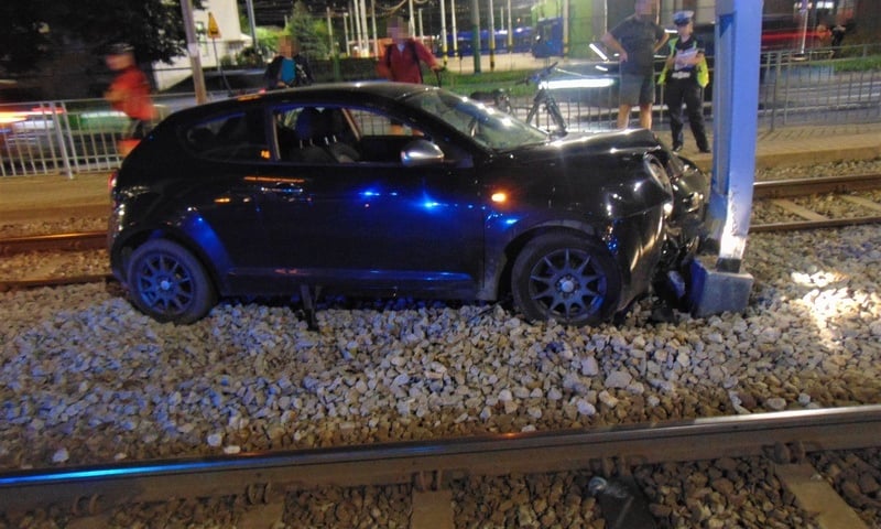 Pijany kierowca rozbił auto na torowisku przy skrzyżowaniu ul. Ślężnej i Kamiennej