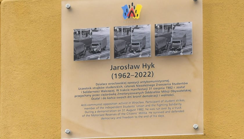 Na tablicy widoczne są słynne zdjęcia, na których ciężarówka ZOMO uderza Jarosława Hyka