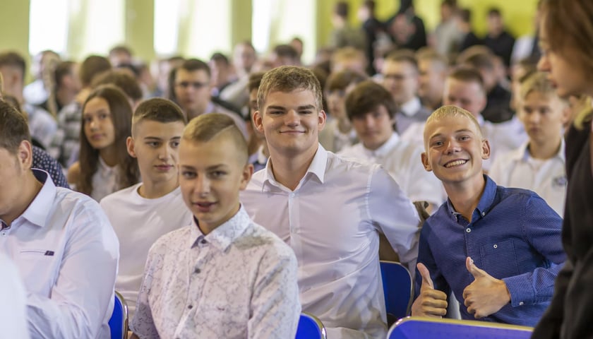 Wrocławskie szkoły oficjalnie rozpoczęły kolejny rok szkolny. Tu uczniowie Lotniczych Zakładów Naukowych przy ul. Kiełczowskiej