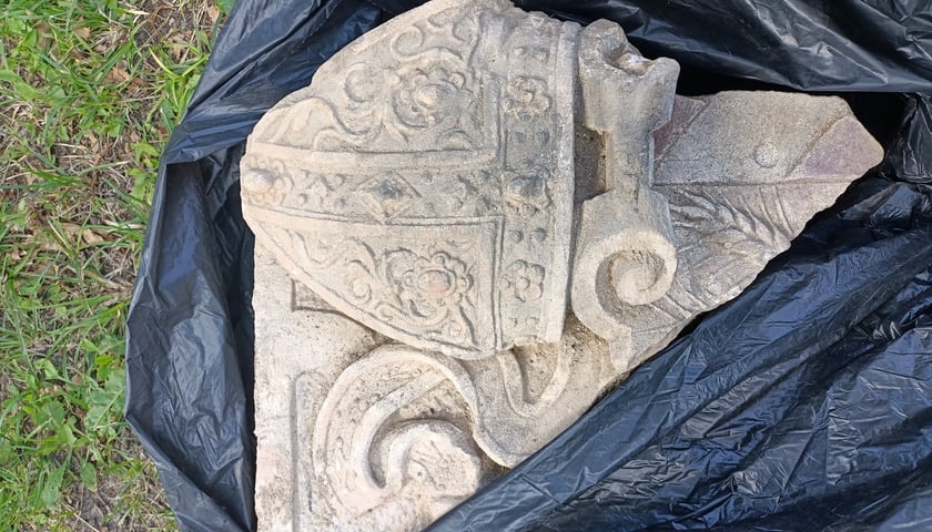 Wrocław, Ostrów Tumski, fragment odnalezionego kartusza herbowego