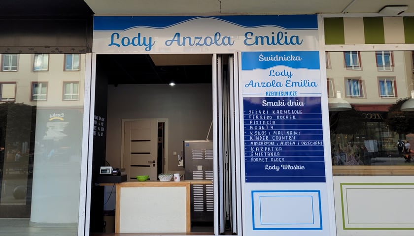 Lody Anzola to mała budka z lodami o ciekawych smakach.