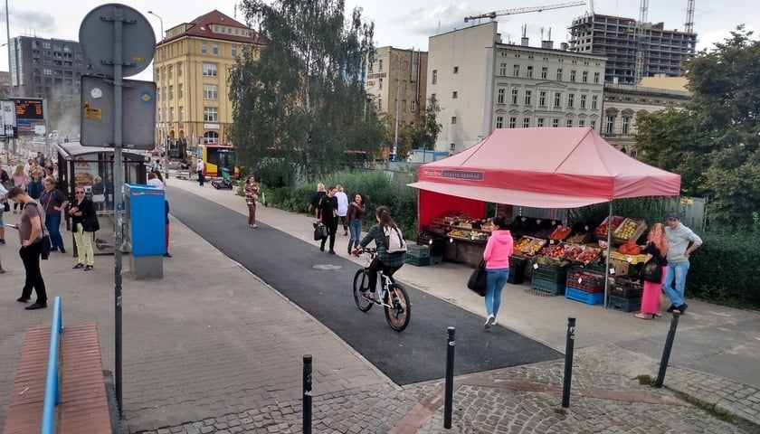 Na części nowej drogi rowerowej - przy wyjeździe z przejścia podziemnego pod placem JP II - pojawił się już asfalt. 