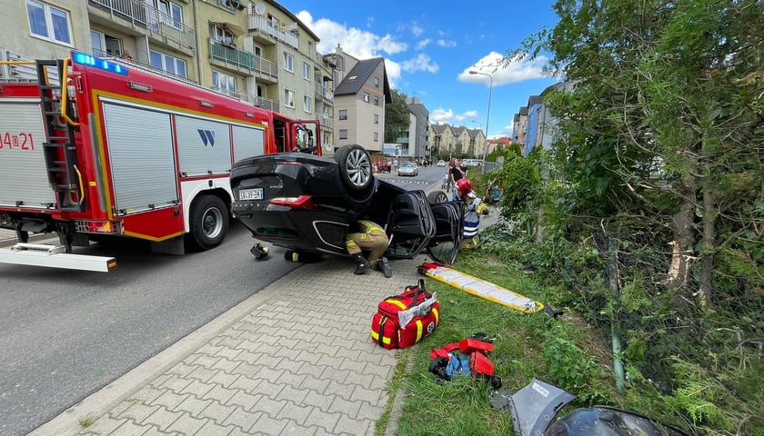 Groźny wypadek na osiedlowej drodze na Muchoborze Wielkim. Auto dachowało i wpadło na chodnik! Są ranni