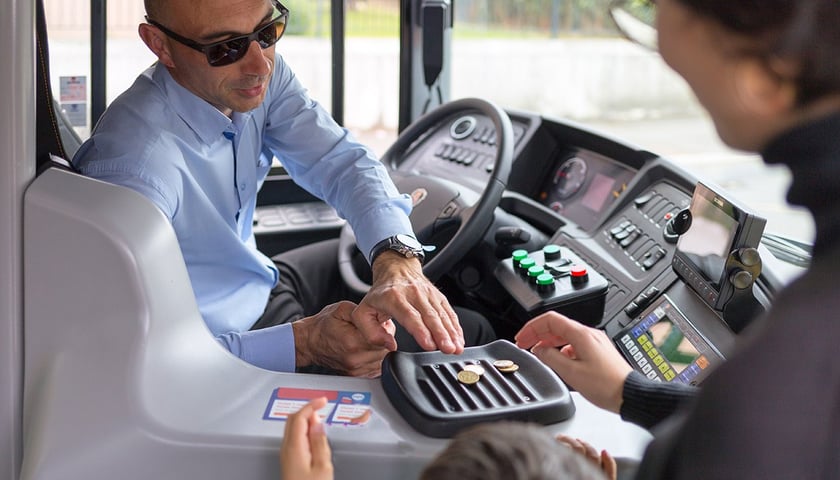Autobusy Polbus-PKS jeżdżą między innymi do Długołęki, Oleśnicy, Sulistrowiczek i Sobótki. Od 1 września wzrosły ceny biletów jednorazowych i miesięcznych