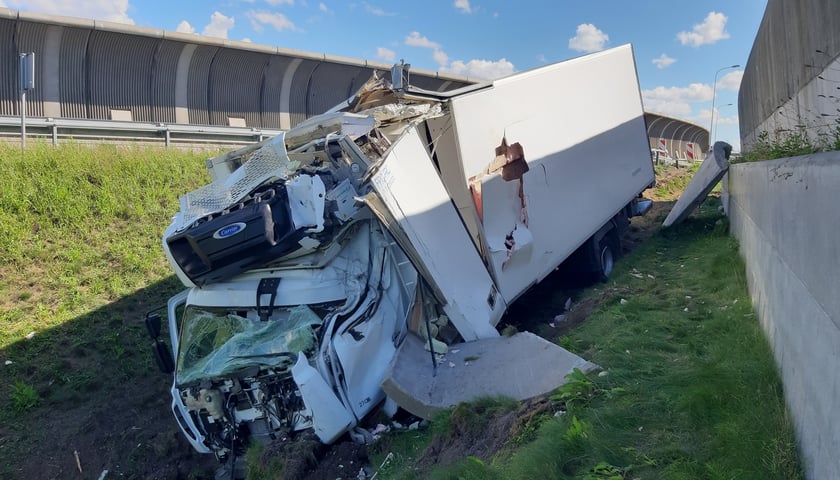 Tir wjechał w barierki na AOW