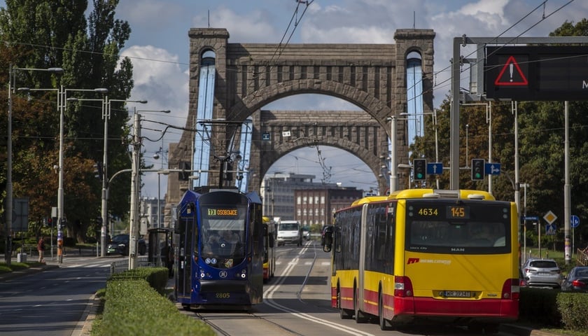 tramwaj i autobus na moście Grunwaldzkim we Wrocławiu