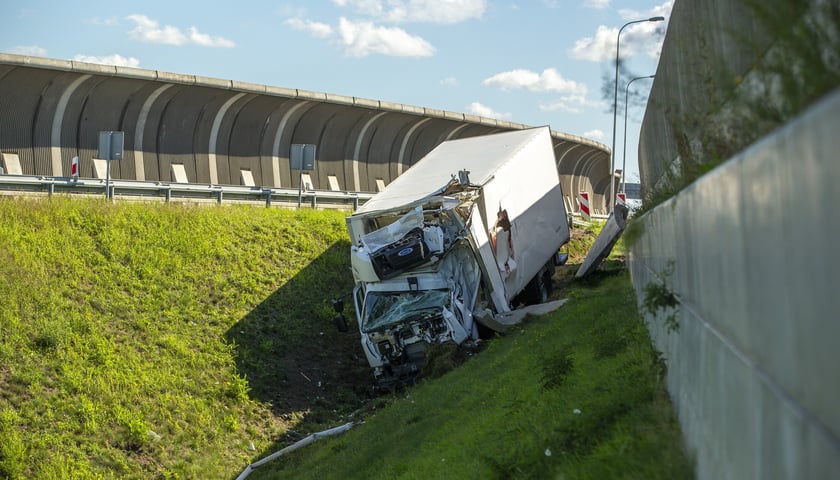 W ubiegłym tygodniu takie widoki mieli kierowcy jadący AOW. Ciężarówka wypadła z trasy...