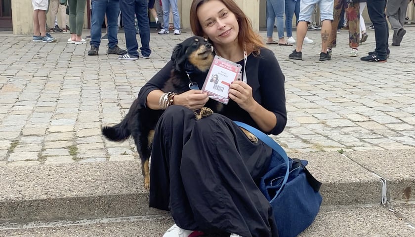 Renata Dancewicz przed salą gry ze swoim najwierniejszym przyjacielem – Myszkinem, który zawsze towarzyszy jej na turniejach, i to przy stoliku, a raczej pod.. 