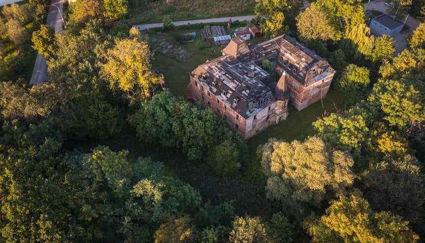 Dwór w Komorowicach pod Wrocławiem leży nad rzeką Ślęzą