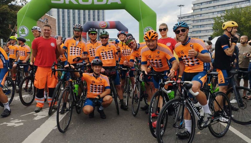 Kolarze i kolarki na trasie tegorocznego wyścigu European Peace Ride