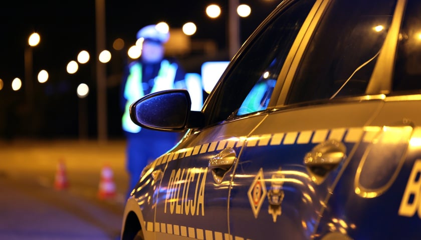 Na zdjęciu: radiowóz policji. Od 17 września rosną stawki mandatów za wykroczenia drogowe