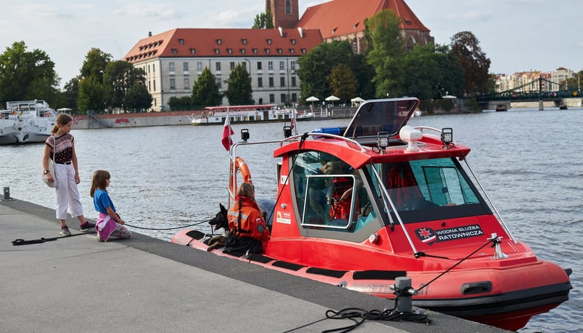 jednostka wodnej służby ratowniczej podczas Festiwalu Pierwszej Pomocy we Wrocławiu, zdjęcie ilustracyjne
