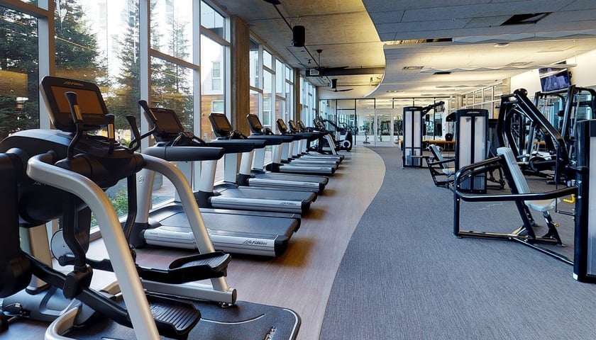 Na zdjęciu widok na wnętrze siłowni. Sprawdź mapę siłowni i klubów fitness we Wrocławiu!