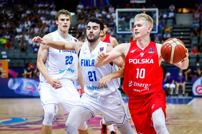 Łukasz Kolenda ze Śląska Wrocław podczas meczu Polska-Finlandia na EuroCup 2022