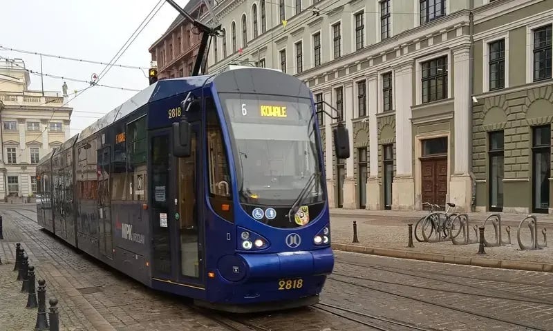 Tramwaj linii 6 na przystanku przy Operze