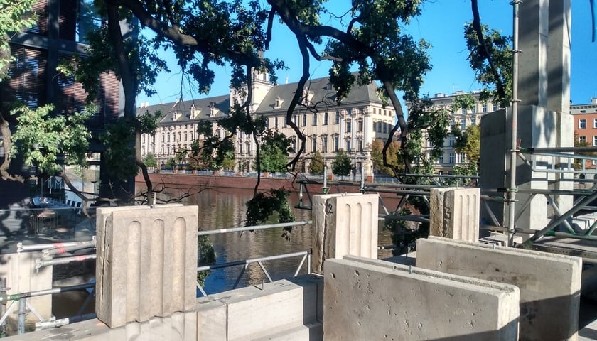 Architektoniczne perełki na moście Pomorskim - rzeźby maszkaronów i nowe okna w strażnicach