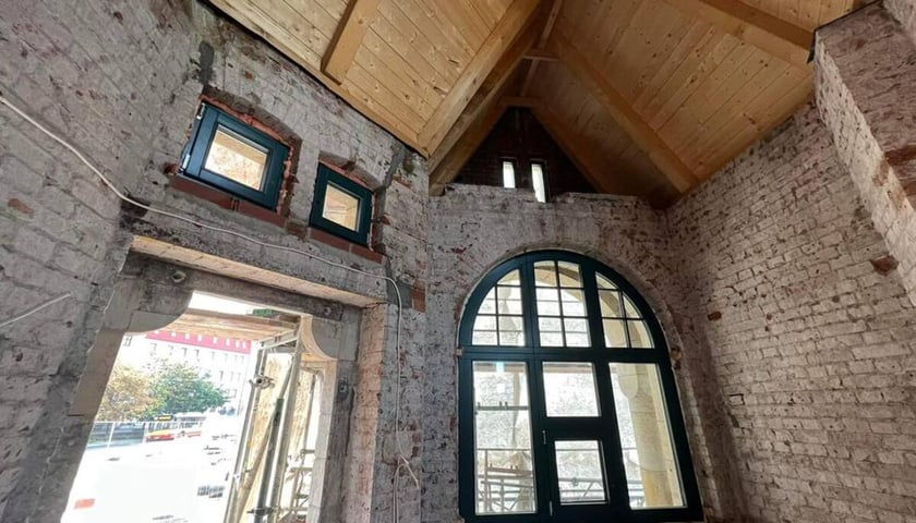 Architektoniczne perełki na moście Pomorskim - rzeźby maszkaronów i nowe okna w strażnicach
