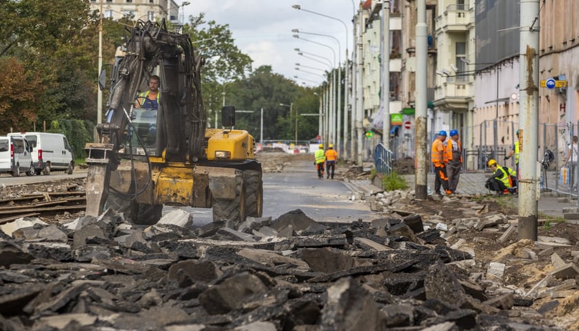 Kawałki zerwanego asfaltu i pracująca koparka. Tak wygląda ul. Pomorska w połowie września 2022 r.