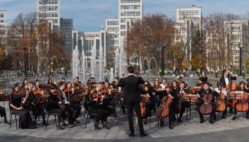 лобожанський молодіжний академічний симфонічний оркестр з Харкова  дасть відкритий концерт на Площі ринок у Вроцлаві.