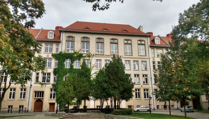 Odkryte w I LO godło Wrocławia pochodzi z początku XX wieku